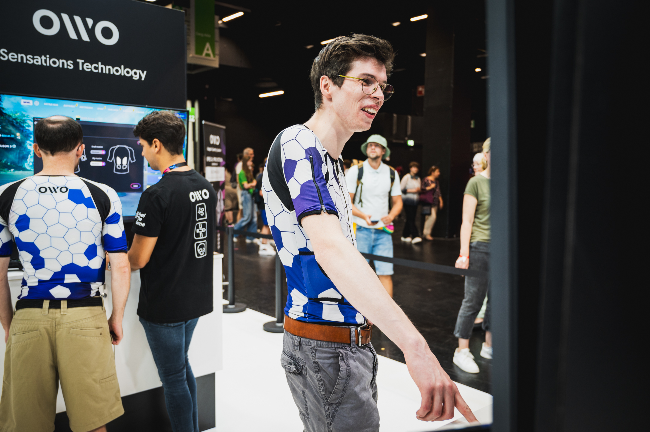Sfeerimpressie van OWO's haptische shirt op gamescom 2023.